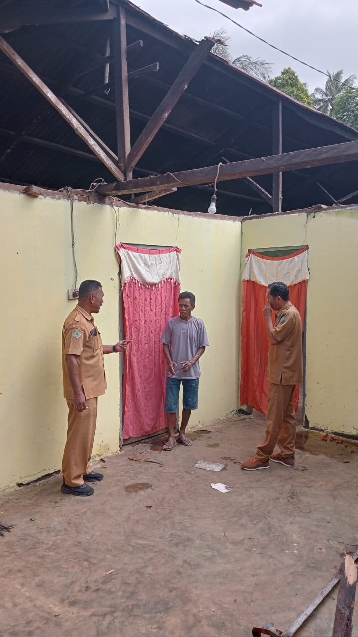 Dinas Sosial Salurkan Bantuan Bencana Angin Puting Beliung di Kelurahan Kastela